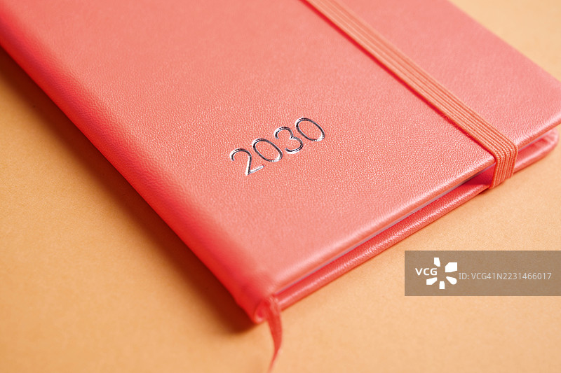 橙色计划本上的2030可持续发展议程图片素材