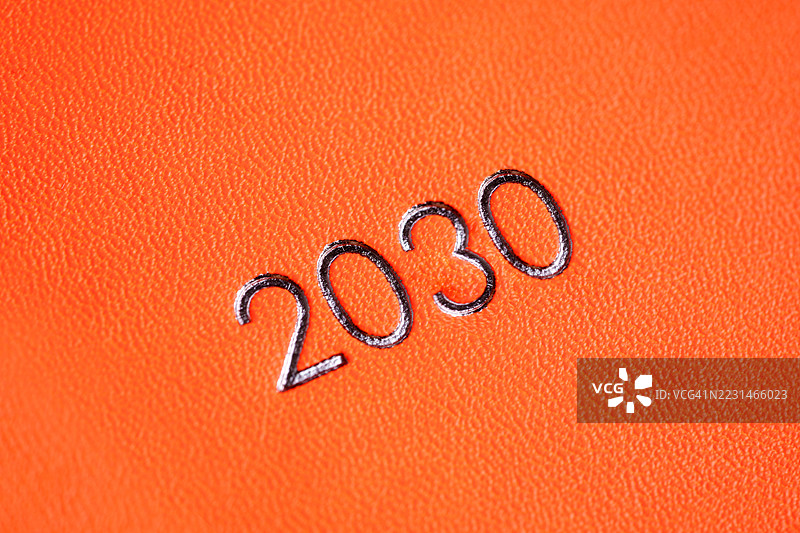 2030可持续发展议程印刷在橙色封面上图片素材