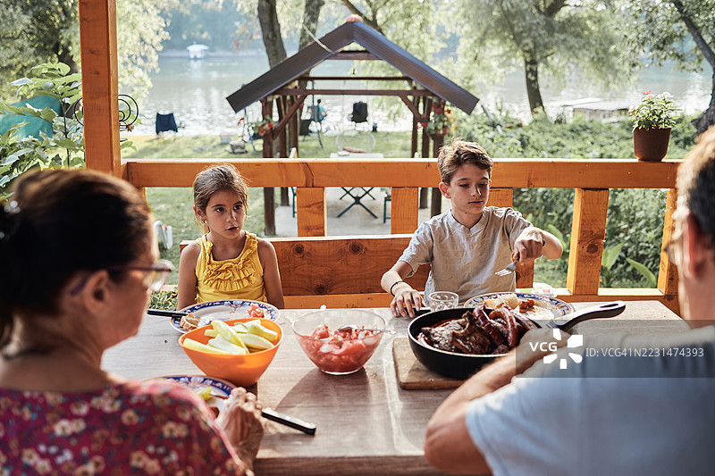 家庭烧烤时光图片素材