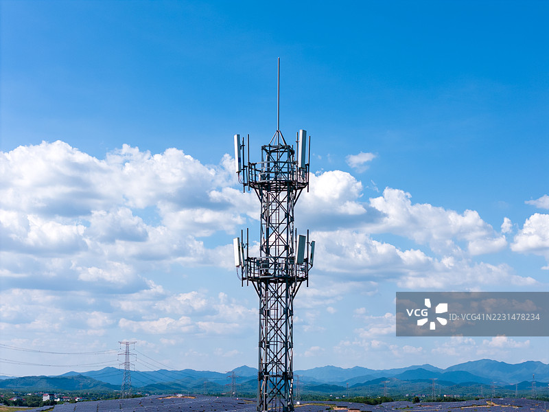 蓝天背景下的5G通信塔无人机航拍视图图片素材