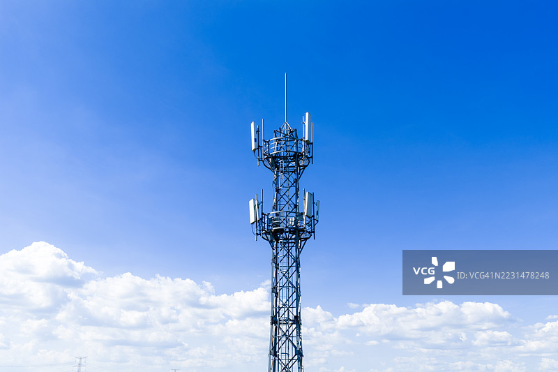 蓝天背景下的5G通信塔无人机航拍视图图片素材