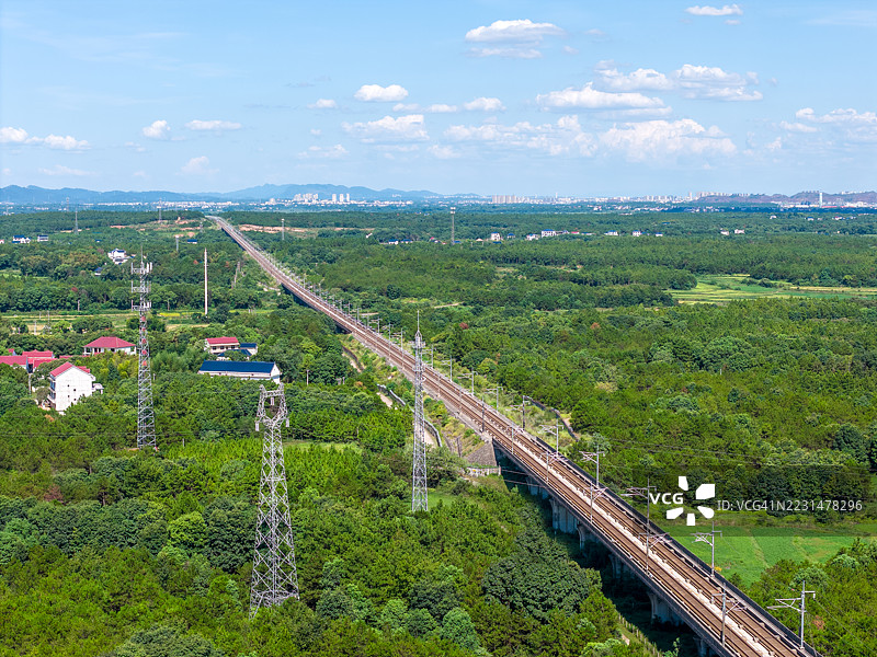 森林中穿过的铁路的鸟瞰图图片素材