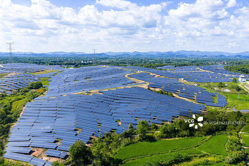 蓝天下的山坡上的太阳能电池板图片素材