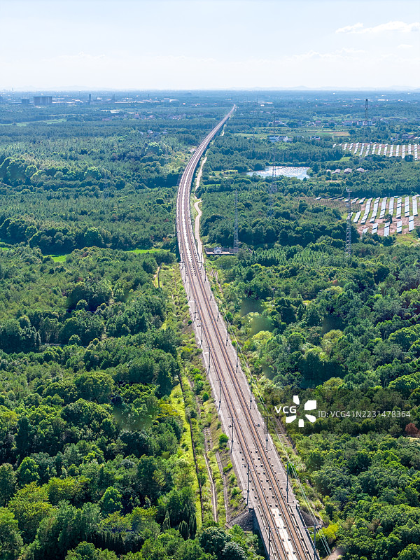 森林中穿过的铁路的鸟瞰图图片素材