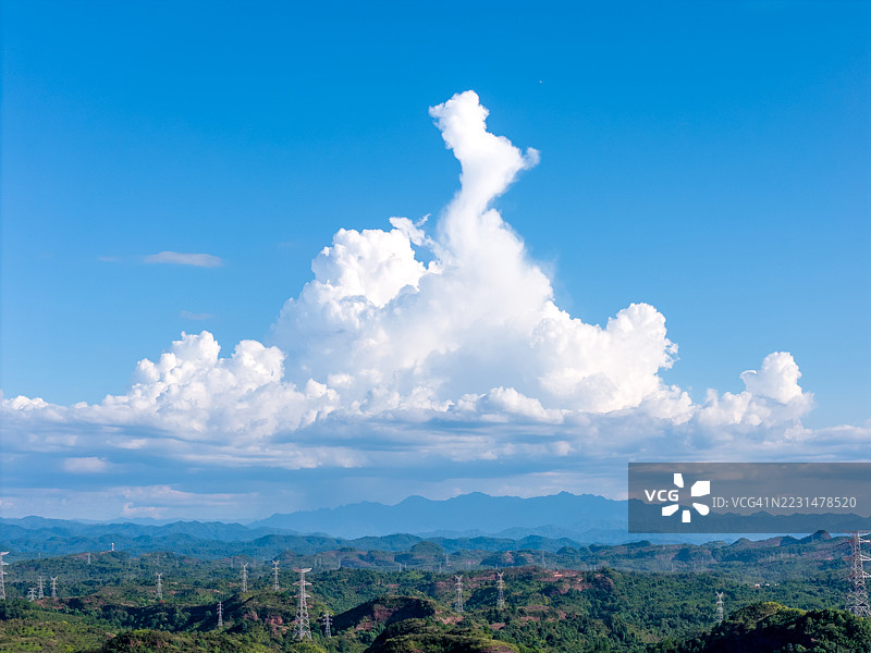 高压电力输送塔矗立在山顶上图片素材