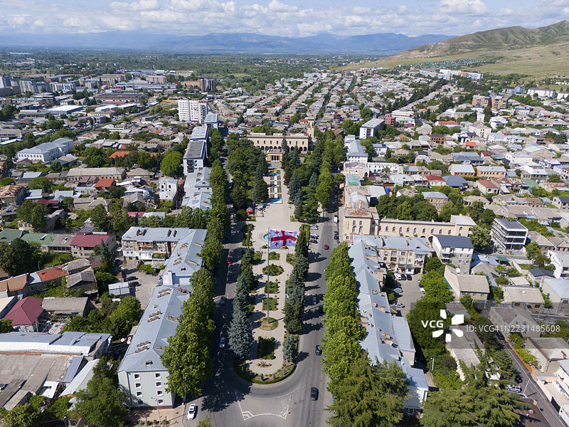 一条树木成荫的林荫大道通向广阔城市景观中的中央广场，鸟瞰图，斯大林公园，戈里，卡特利亚地区，格鲁吉亚图片素材