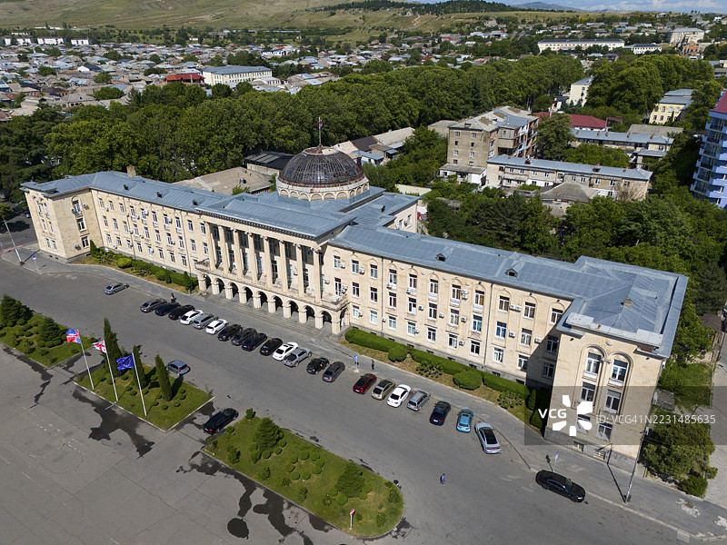 一座大型政府建筑,拥有独特形状的圆顶和相邻的街道,鸟瞰图,市政厅,戈里,内卡特利亚地区,格鲁吉亚图片素材
