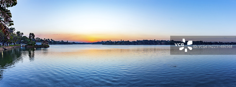 米纳斯吉拉斯州贝洛哈里藏特市的潘普哈湖在日落时分图片素材