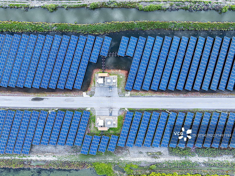 鸟瞰图，电力厂，太阳能光伏板，在盐田上生产清洁电能。减少全球变暖、清洁能源、可再生能源的概念。图片素材