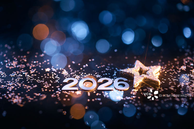 闪耀的2026新年场景，金色星星和闪光的五彩纸屑图片素材