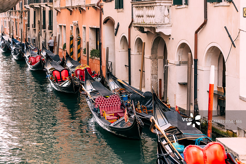 停靠在意大利威尼斯运河上的贡多拉图片素材