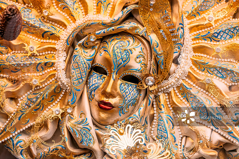威尼斯，意大利的纪念品商店出售的传统金色威尼斯狂欢节面具图片素材