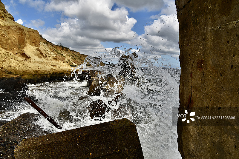 海岸侵蚀：巨大的破碎混凝土块和汹涌的大海 (1)图片素材