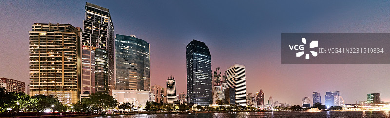 照亮的摩天大楼在曼谷城市天际线上形成生动的轮廓图片素材