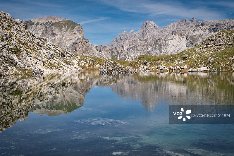 意大利瓦尔加尔代纳山谷的壮丽山峦倒影在宁静的湖水中图片素材