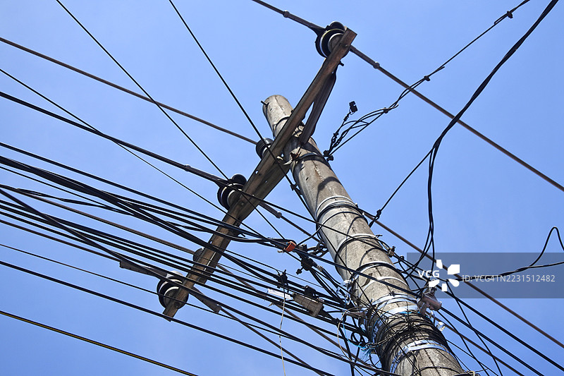 低角度视图的电线杆与清澈蓝天，印度尼西亚图片素材