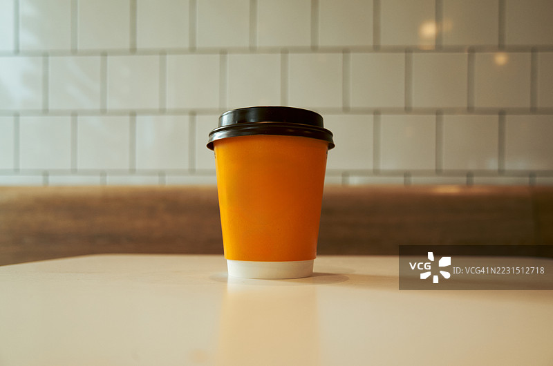 咖啡馆桌子上的一次性咖啡杯图片素材