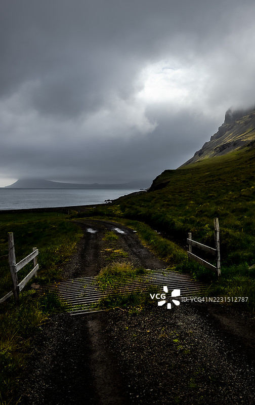 冰岛暴风雨天空下的戏剧性海岸公路图片素材
