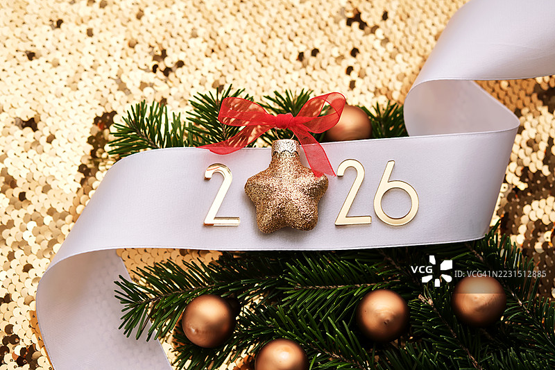 节日圣诞树装饰，配有2026丝带和闪亮的星星饰品图片素材