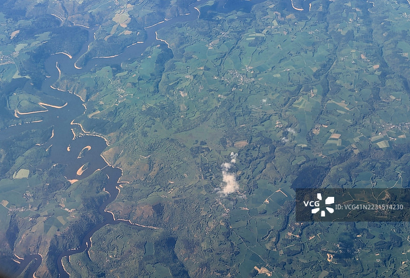 蜿蜒河流与郁郁葱葱的绿色景观的鸟瞰图图片素材