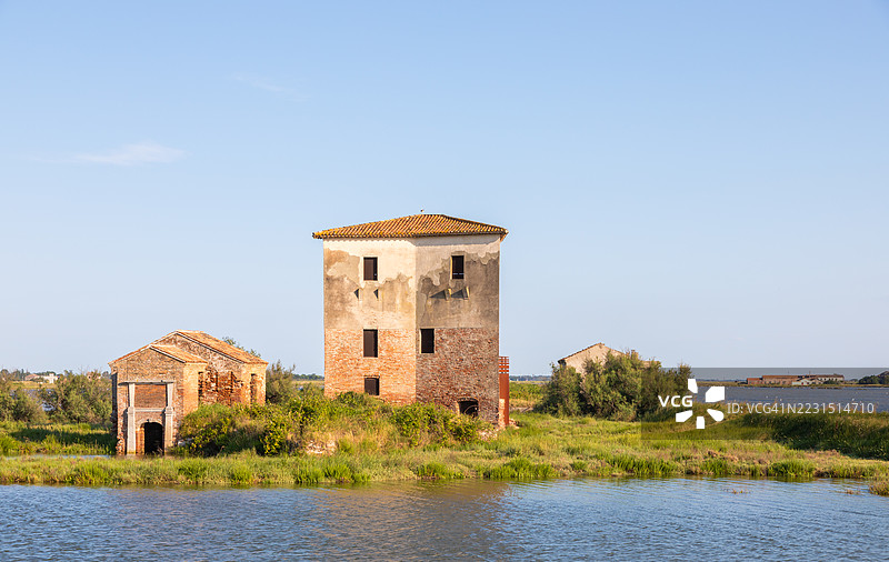 意大利宁静湖畔的废弃砖建筑图片素材