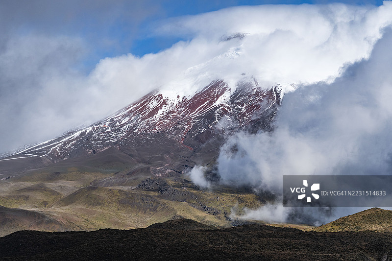 雄伟的科托帕希火山笼罩在云雾中，厄瓜多尔图片素材
