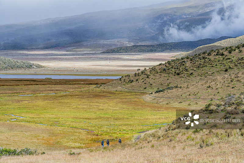 广阔的山地风景与雾霭天空，厄瓜多尔图片素材