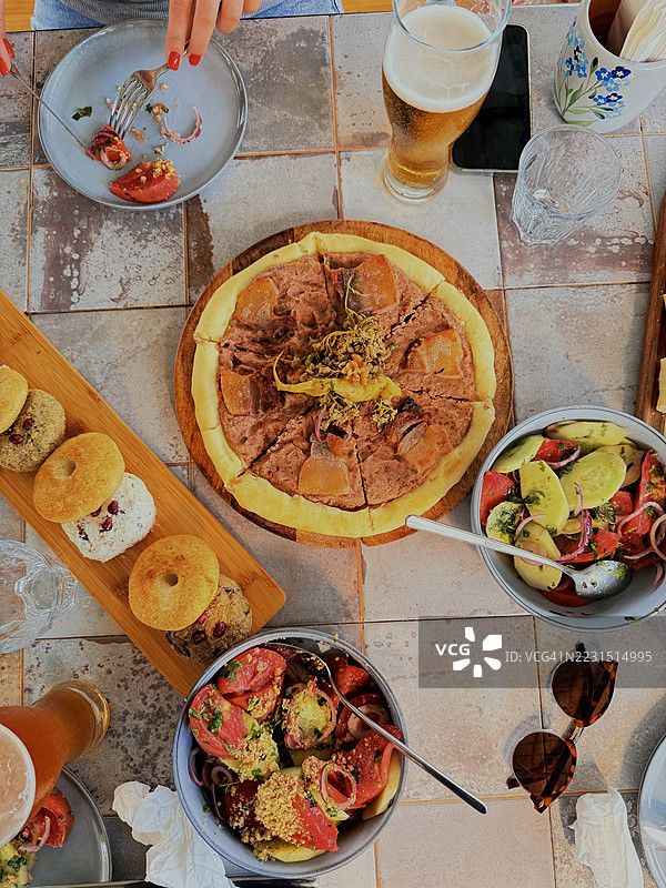 高角度视图的桌子，上面摆放着各种菜肴和饮品图片素材