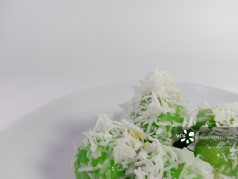 盘子上的传统印尼克隆糕图片素材