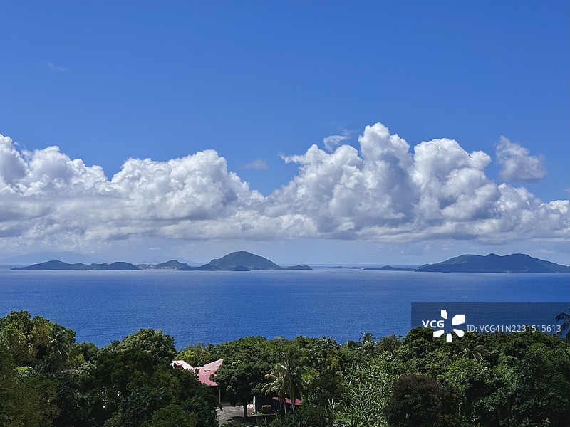 热带岛屿和明亮蓝天下的海洋，瓜德罗普图片素材