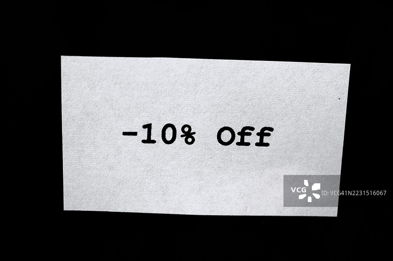 黑色背景上的白色纸张折扣优惠图片素材