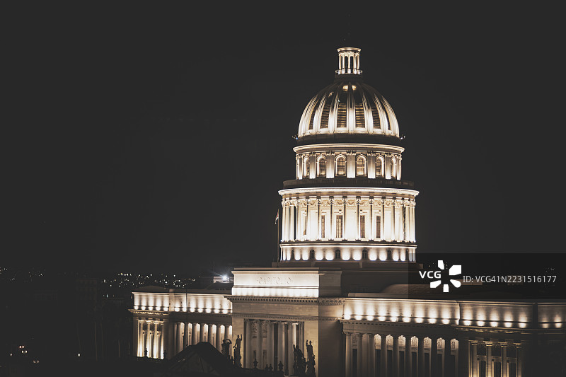 夜间灯光照亮的国会大厦图片素材