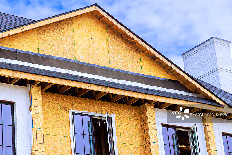 新房正在建设中，外露的胶合板和窗户图片素材