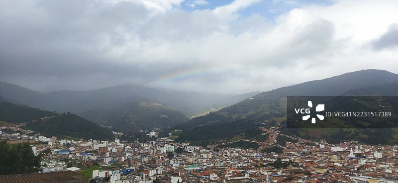 航拍哥伦比亚潘普洛纳小镇，远眺群山与彩虹，图片素材