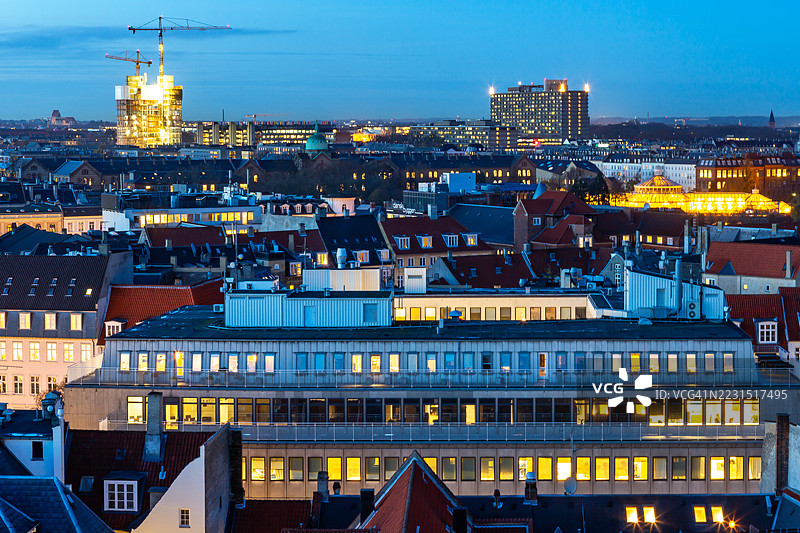 哥本哈根蓝色时刻的天际线（丹麦）图片素材