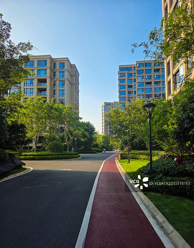 现代住宅建筑沿着宁静的城市道路而建， 中国图片素材