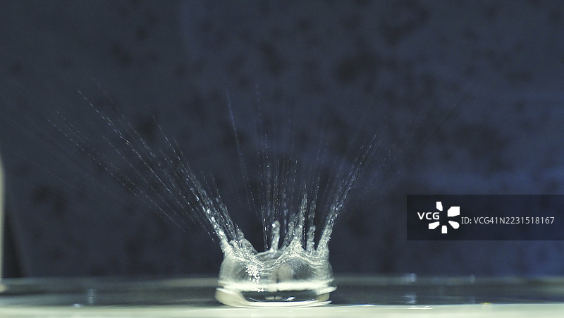 水滴溅落到表面图片素材