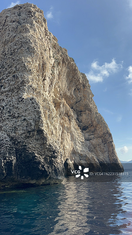 壮丽的悬崖俯瞰大海图片素材