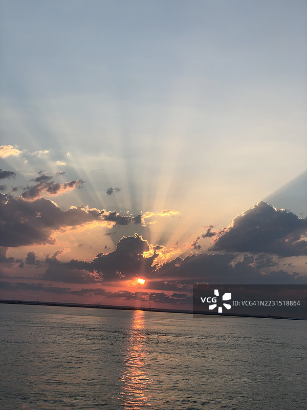 壮观的海洋日落与戏剧性的云彩图片素材