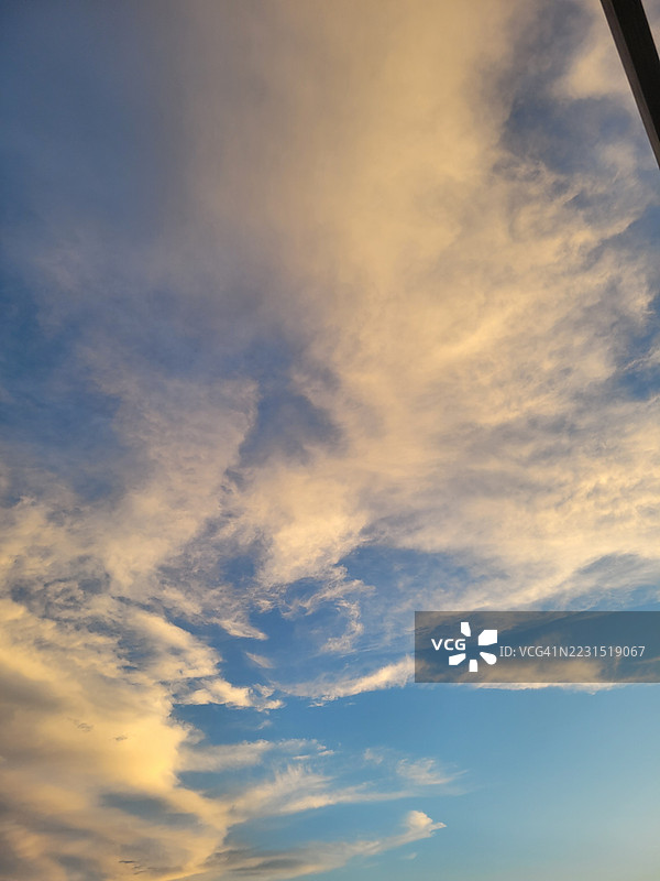 天空中的戏剧性日落云彩图片素材