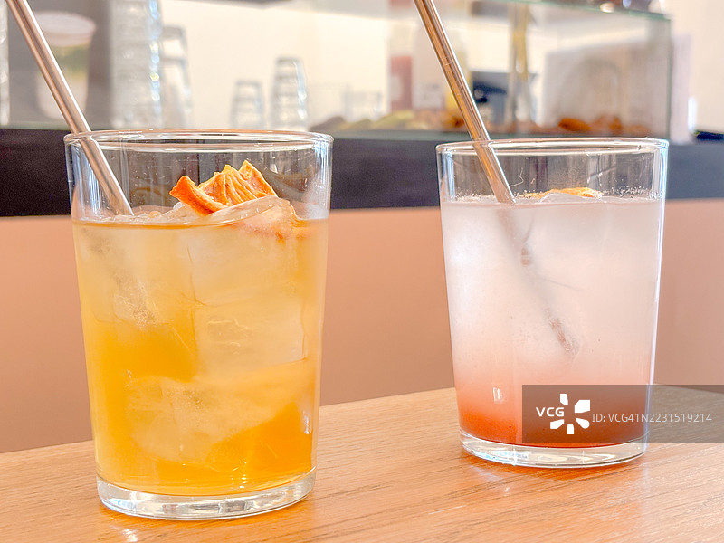 清新的柑橘和浆果饮品摆放在木桌上图片素材