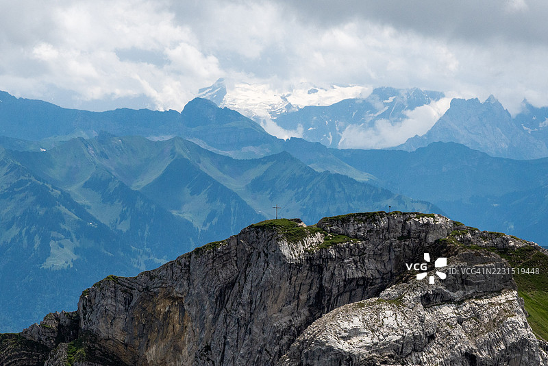 雄伟的山脉在多云的天空下图片素材