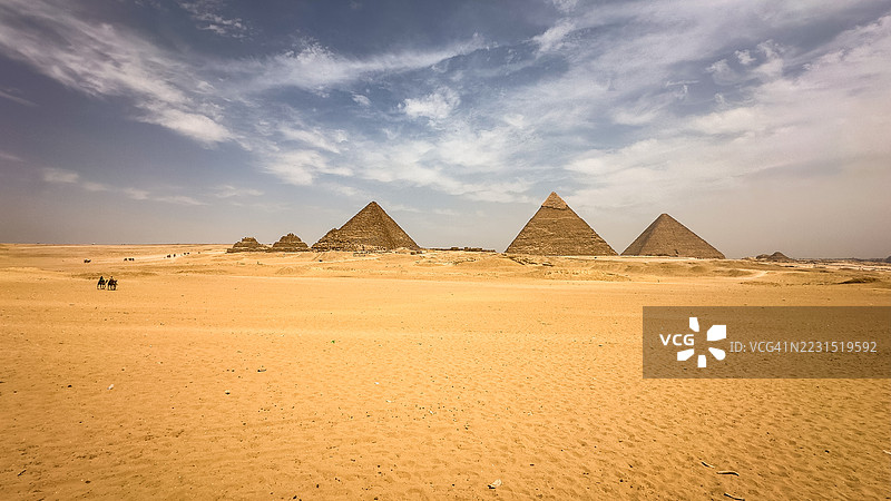 吉萨金字塔在沙漠中的壮丽景观图片素材
