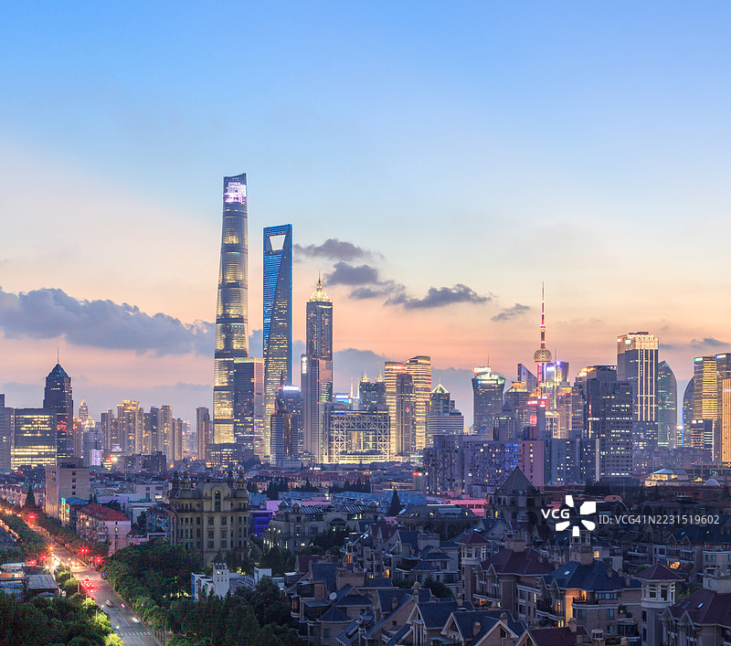 黄昏时分的上海天际线鸟瞰图，浦东，中国图片素材