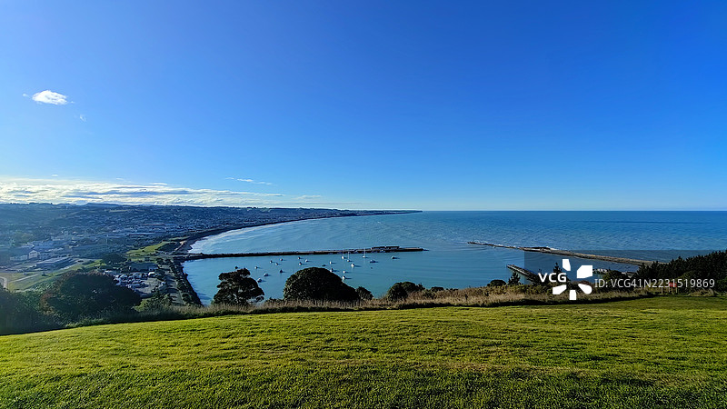 新西兰晴朗日子的海滨小镇俯瞰大海图片素材