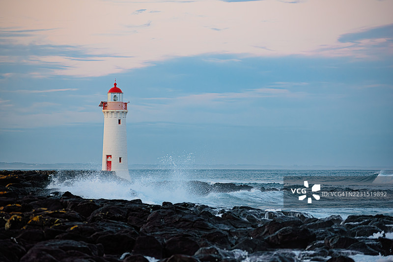 黄昏时分的海边灯塔，澳大利亚波特费里图片素材