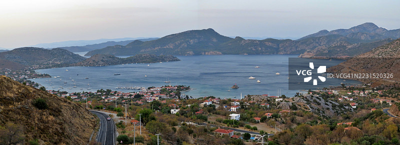 土耳其塞利米耶被山脉和海洋环绕的海滨小镇全景图图片素材