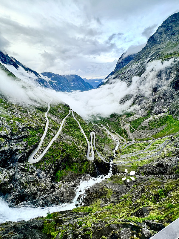 雄伟的山脉风景，蜿蜒的道路和雾气弥漫的山谷，挪威图片素材