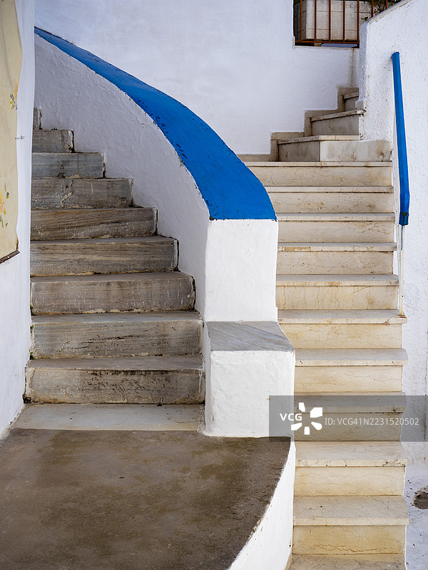 地中海建筑中的白色和蓝色楼梯，希腊图片素材