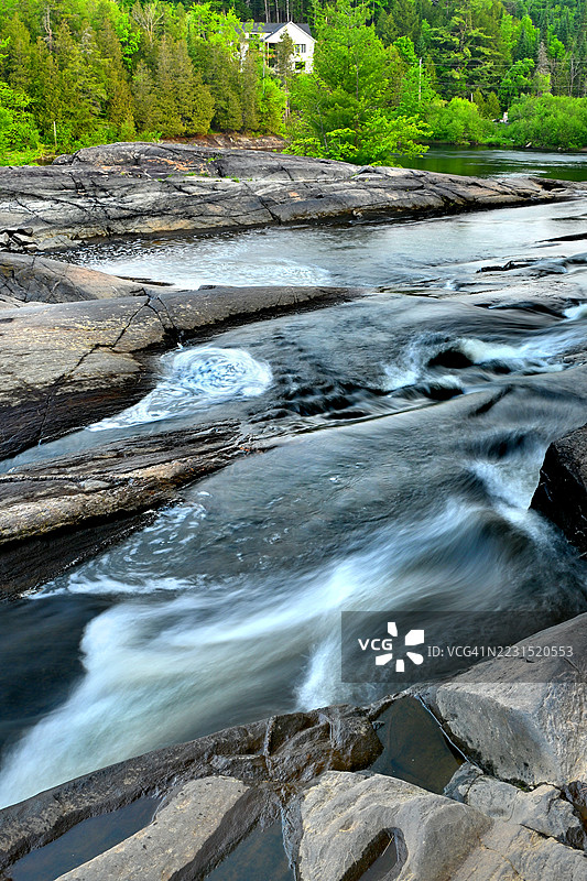 加拿大布雷斯桥的岩石森林景观中的河流流动图片素材